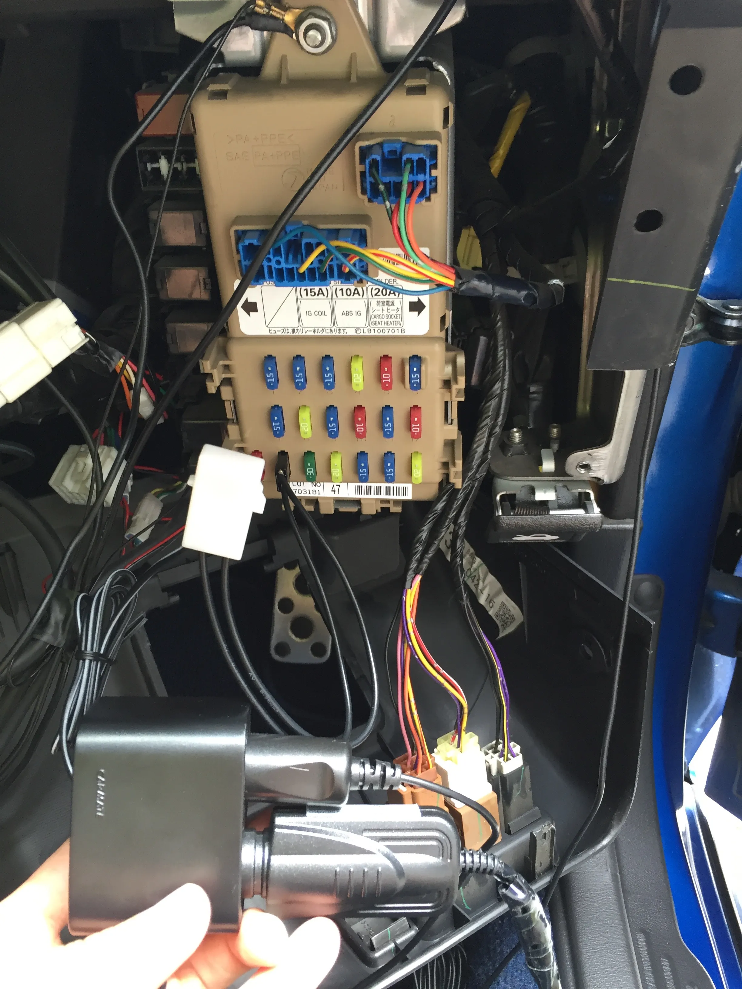 ヒューズボックスから電源を取ってシガーソケットを取り付け