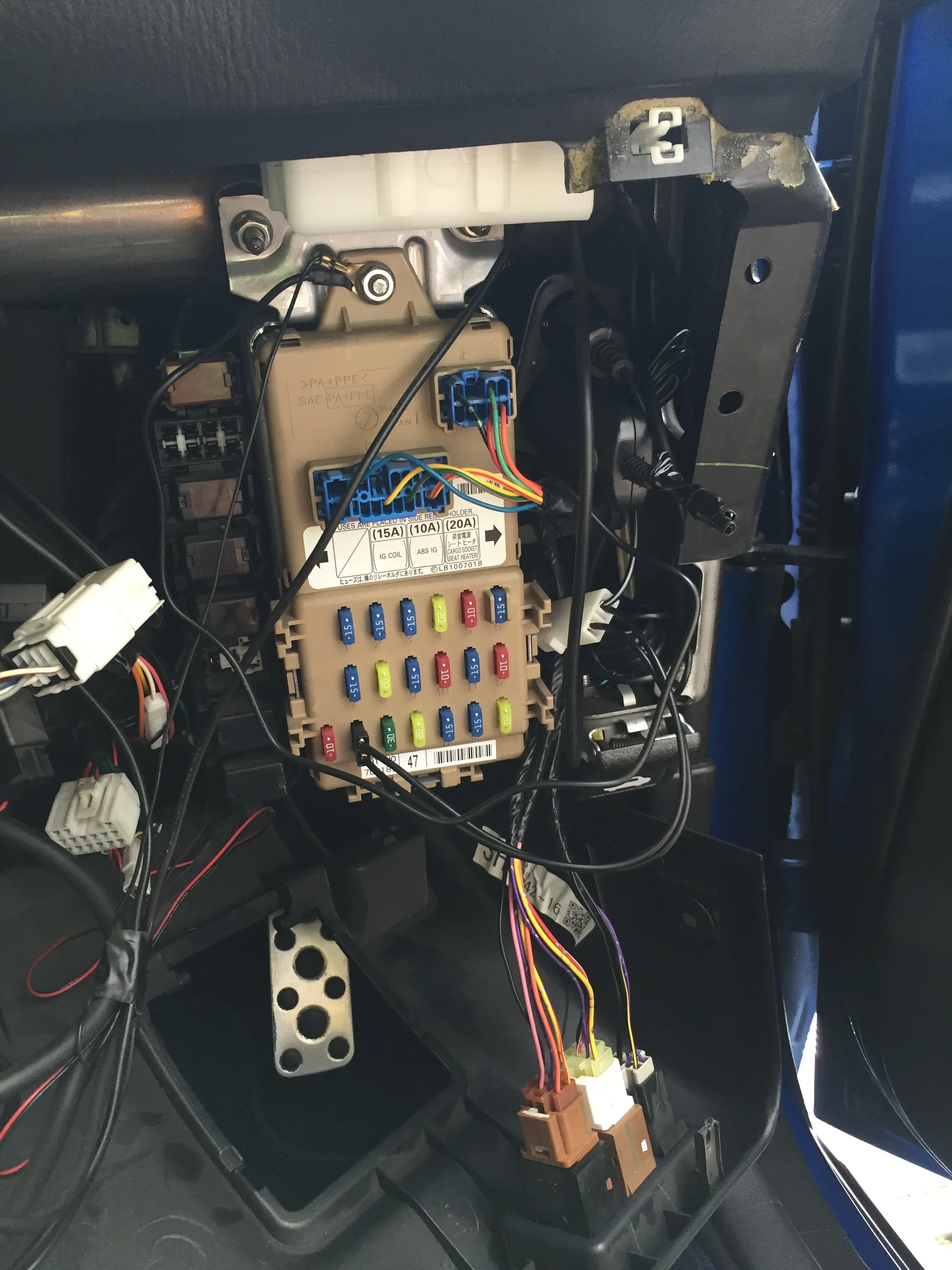 ヒューズボックスの右へ格納。ドラレコのコードが長くてうざかったので、カット。