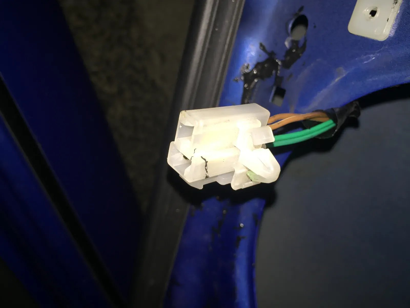 スピーカー接続カプラー。このままでは刺さらないけど、プラスチック部だけを壊せば、中はギボシ端子なのでスピーカーに直接刺せる!