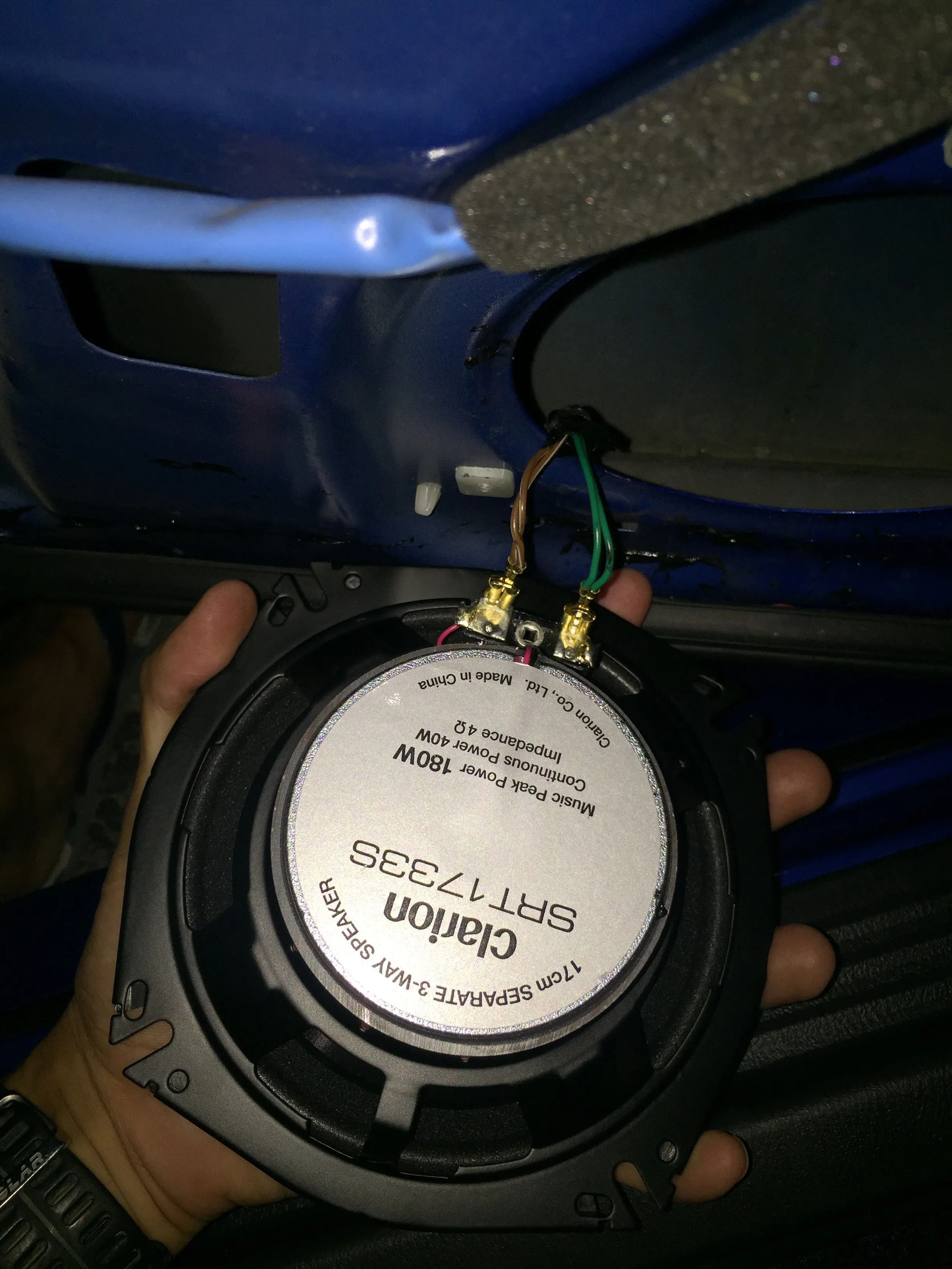 スピーカーに直接刺す。若干緩いのでかしめる。