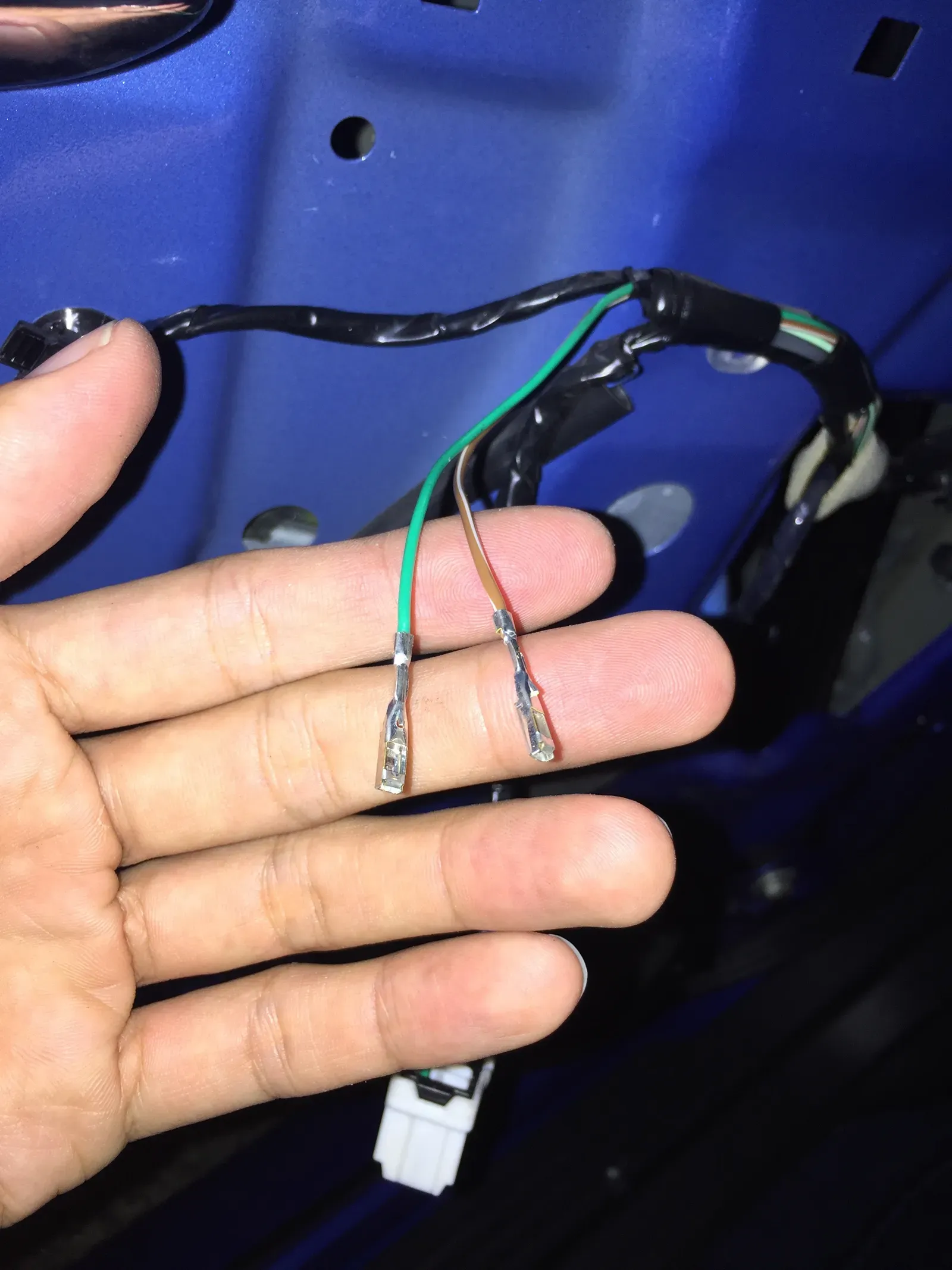 サテライトスピーカー用のケーブルが既に存在しているが、こちらはハイパスフィルターに繋げるために、端子を雄雌で欲しかったので自作。