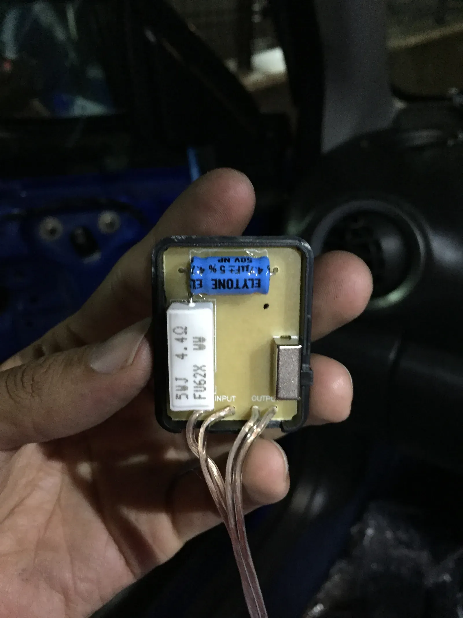 ハイパスフィルター通すのが面倒だったので、着けなくても良いかな−?とおもって、一応中身が何かを見てみる。高周波だけ取り出すっぽい。必要なので着けよう。