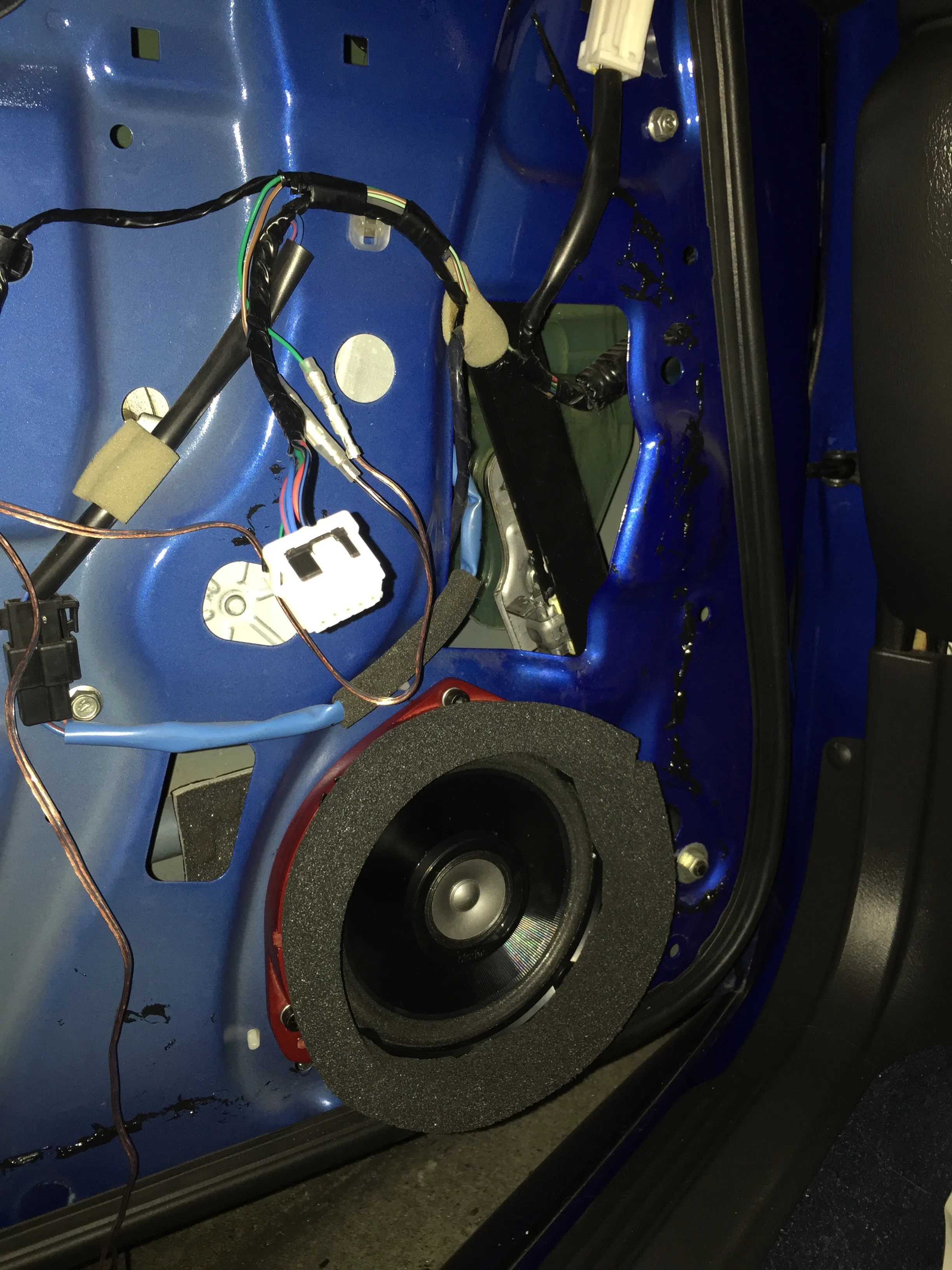 バッフルボードとスピーカー取り付けた状態。