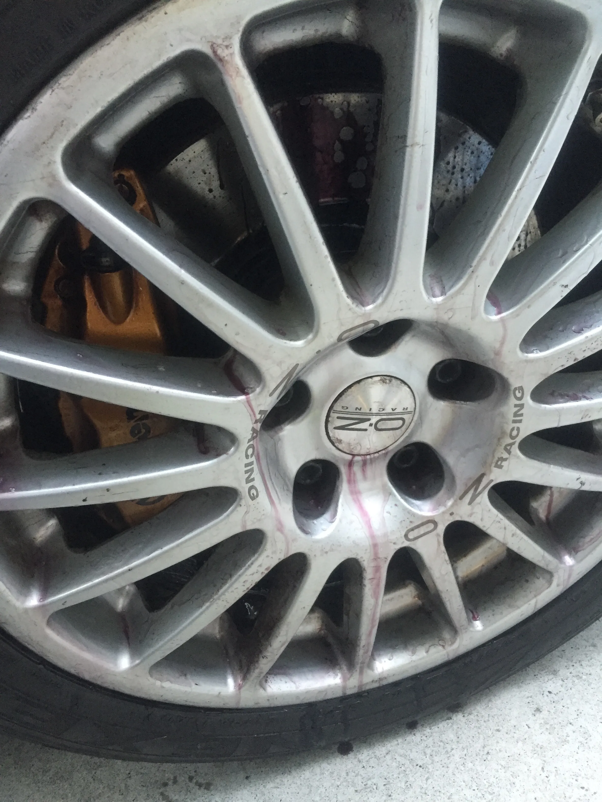 汚い液体が垂れてくる。。。基本的にはブラシでこすって落とす。