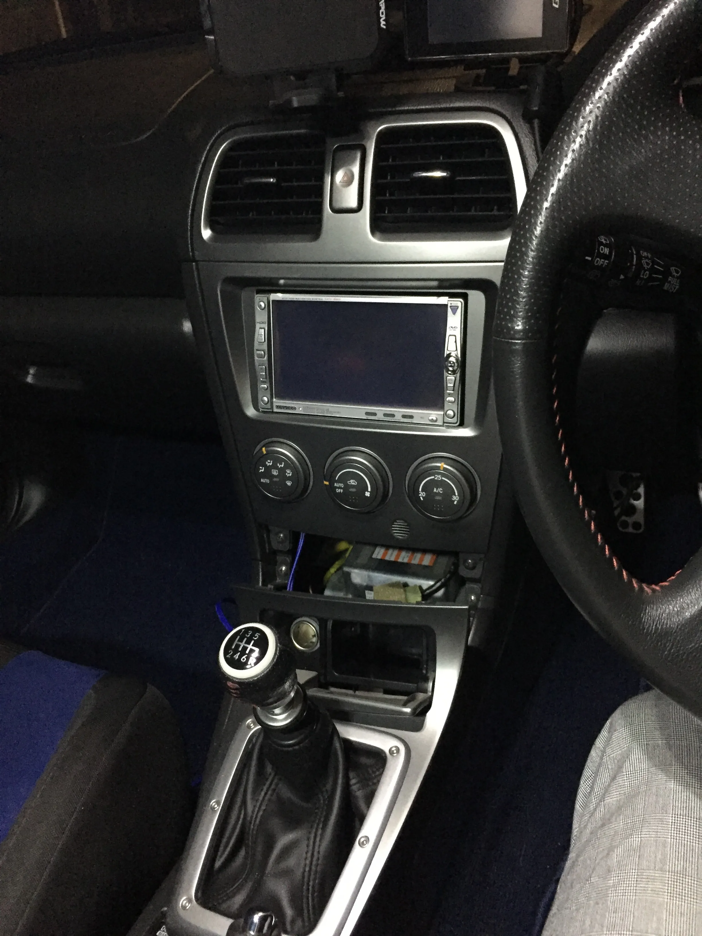 kenwoodの古いカーナビ。使う度にイライラするくらい使い勝手が悪い。 ナビ性能悪いし、変な所で無駄なアナウンスばかり行う。