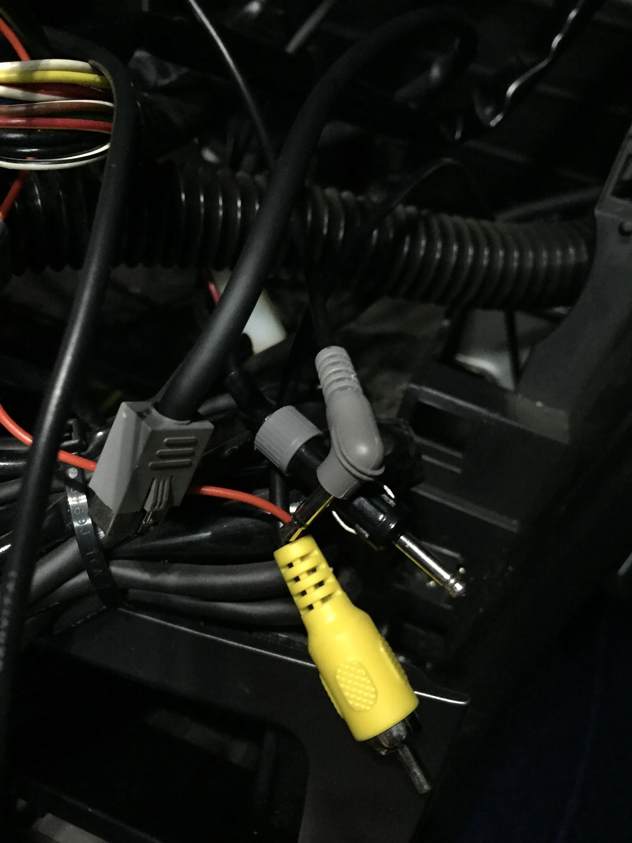 ここらへんの配線が謎。のちほど、全部辿っていって、全部排除。 アナログチューナーのアンテナや、リアビューのビデオ入力。