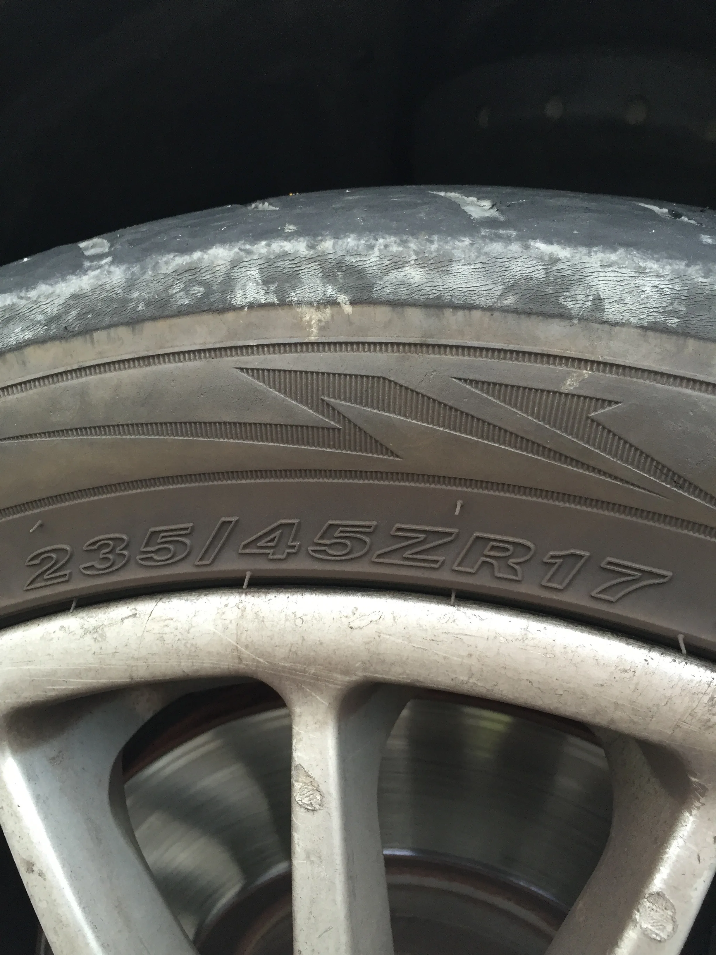 Nexenの1本5000円ぐらいのやつが元から付いていた。 235/45R17 ロードノイズが酷い!まじでうるさい。