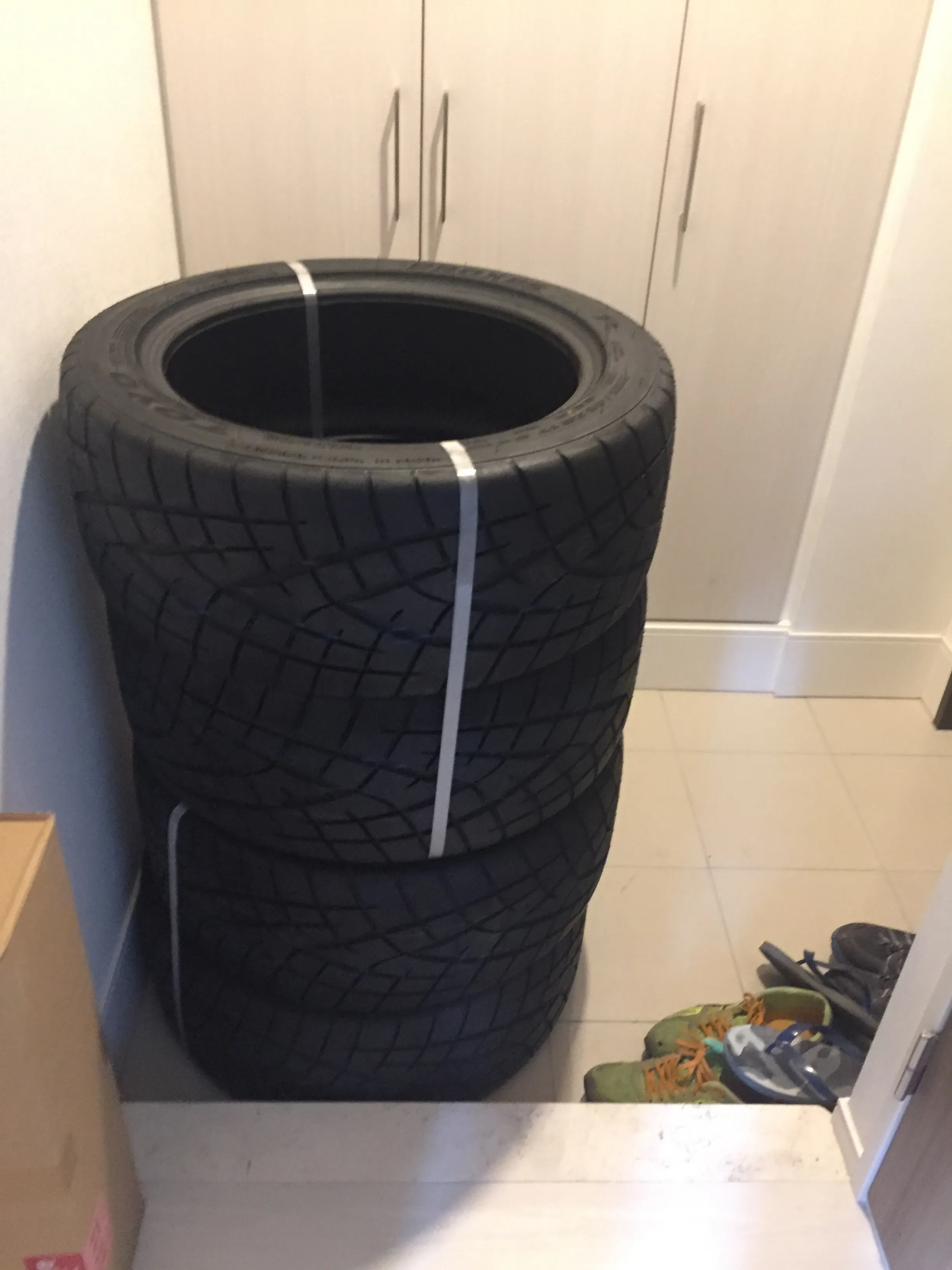 いろいろ調べた結果、インターネットで買って、ガソリンスタンドで取り付けてもらうのが一番良さそう。