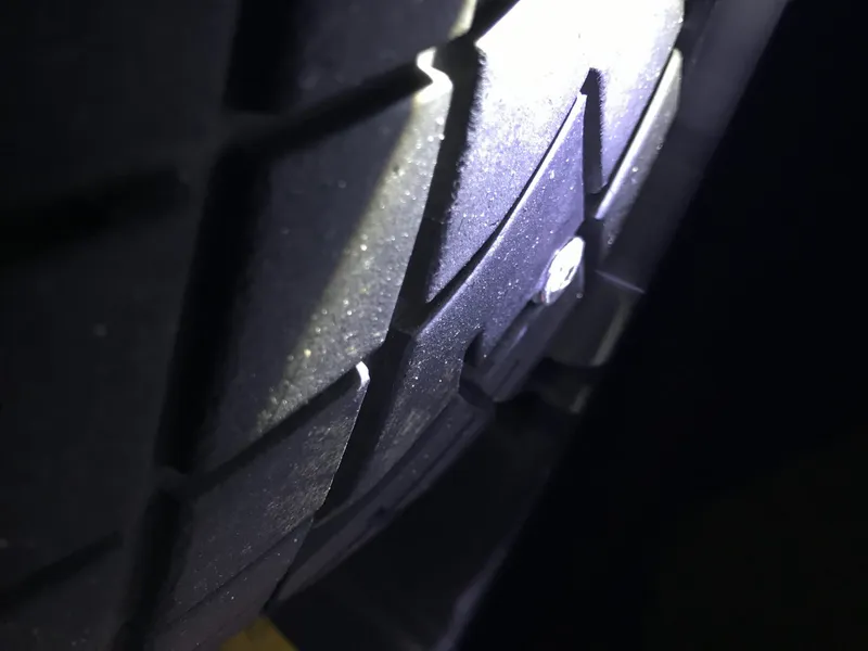 ネジを踏んでパンク